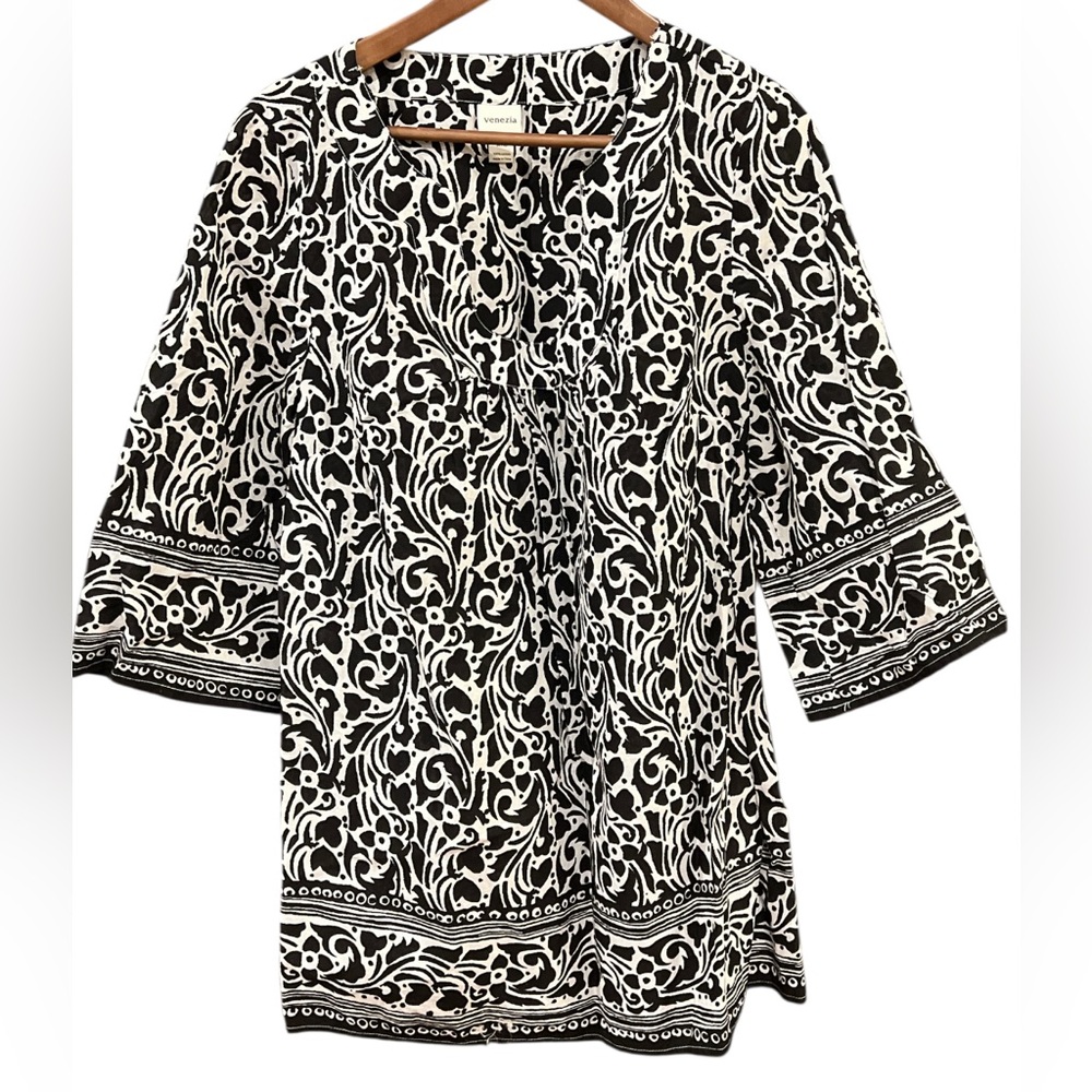 Venezia Black and White Whimsical Blouse w/ 3/4 sleeve Size 14/16 - Picture 1 of 8